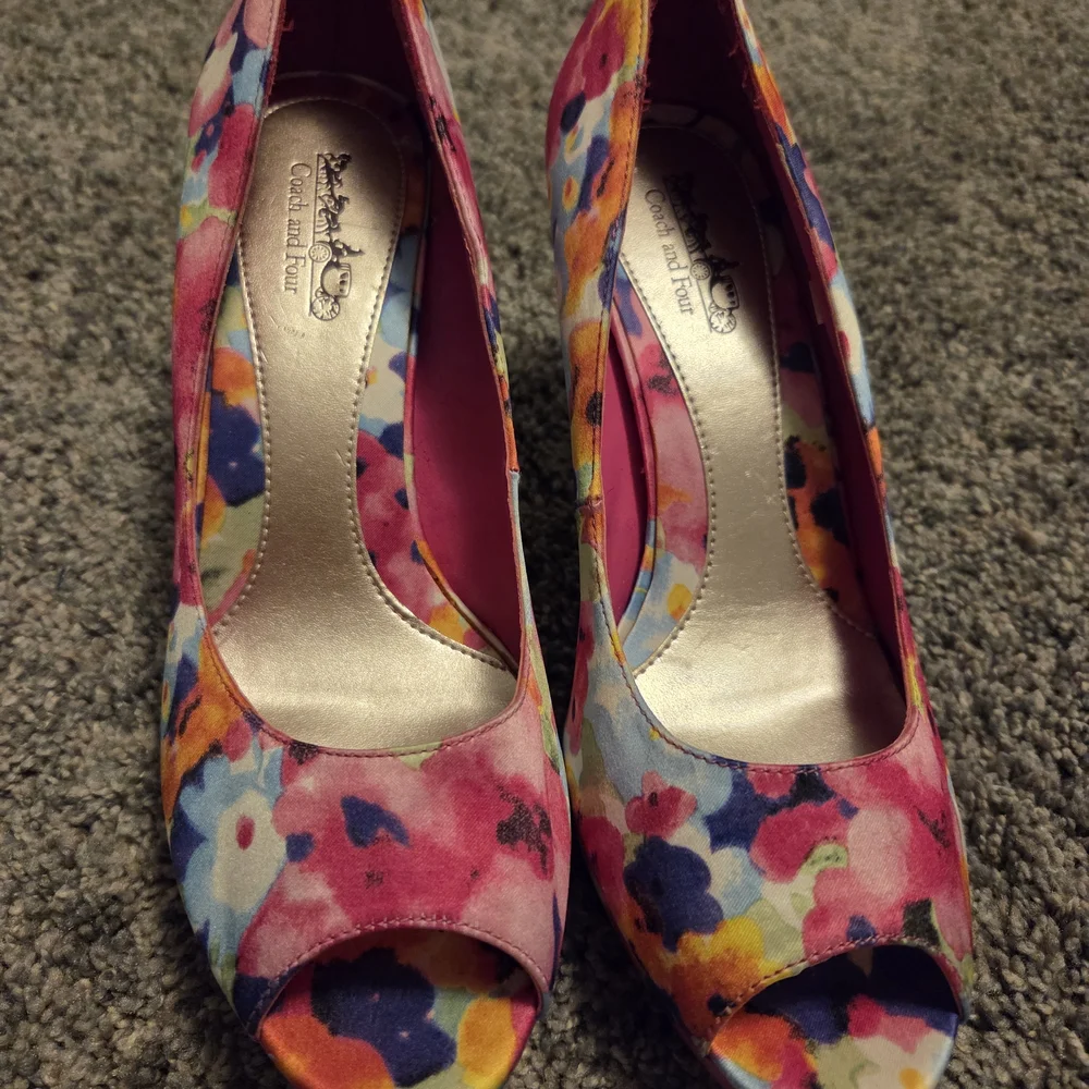 Coach and Four Women's Floral Pumps - Multicolor - Picture 5 of 5